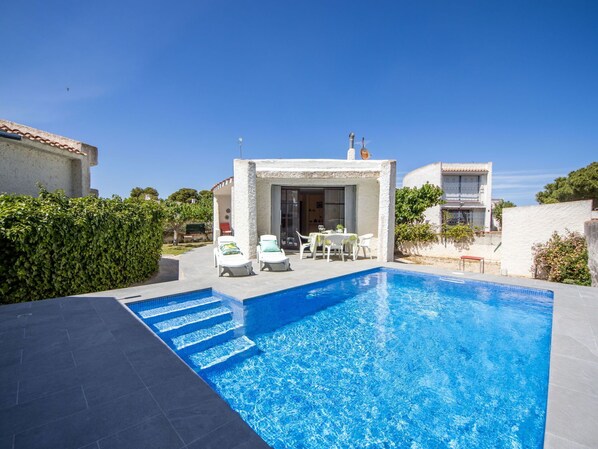 Water, Plant, Property, Building, Swimming Pool, Azure, Sky, Body Of Water, Outdoor Furniture, Rectangle