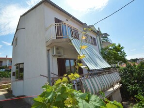 Wolke, Himmel, Pflanze, Gebäude, Eigentum, Fenster, Haus, Grundeigentum, Ländliches Gebiet, Hütte