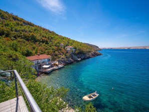Water, Cloud, Sky, Water Resources, Daytime, Boat, Plant, Azure, Natural Landscape, Coastal And Oceanic Landforms