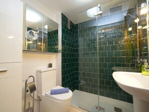 Plumbing Fixture, Property, Mirror, Tap, Bathroom, Building, Lighting, Sink, Interior Design