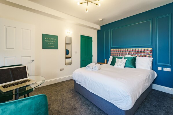Studio 5 Bed, table