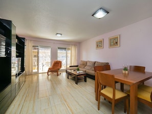 Tabelle, Möbel, Stuhl, Holz, Fenster, Interior Design, Flooring, Wohnzimmer, Fussboden, Hartholz