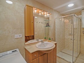 Spiegel, Zapfhahn, Armatur, Sinken, Badezimmerschrank, Eigentum, Duschkopf, Bad Sink, Badezimmer