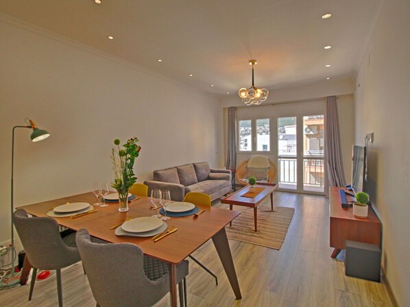 Table, Property, Furniture, Couch, Chair, Wood, Interior Design, Flooring, Floor, Building