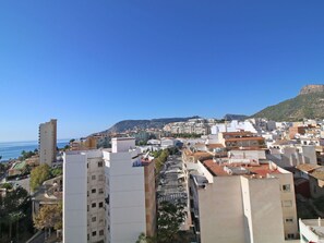 Sky, Building, Window, Urban Design, Tree, Neighbourhood, Residential Area, Landscape, Horizon, Cityscape