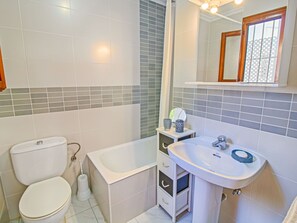 Specchio, Rubinetto, Idraulico Fixture, Lavello, Lavandino Del Bagno, Proprietà, Bagno, Viola, Interior Design, Illuminazione