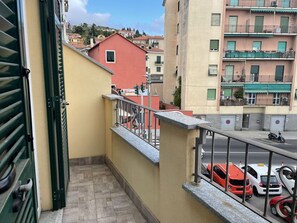 Building, Property, Window, Sky, Vehicle, Urban Design, Architecture, Neighbourhood, Residential Area, Wall