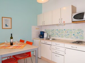 Cabinetry, Möbel, Eigentum, Countertop, Tabelle, Interior Design, Sinken, Schublade, Küche, Flooring