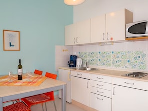 Cabinetry, Möbel, Eigentum, Countertop, Tabelle, Interior Design, Sinken, Schublade, Küche, Flooring