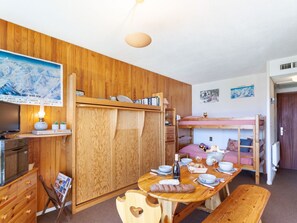 Meubles, Propriété, Cabinetry, Table, Design Intérieur, Bois, Chaise, Maison, Sol, Cuisine