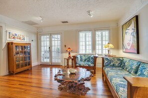 Living Room | Fireplace | Central A/C | Smart TVs