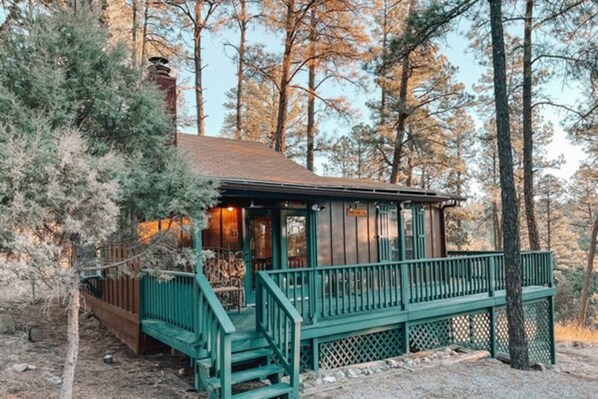 Amazing mountain cabin with tons of deck space, a hot tub, and right in the heart of Ruidoso’s Upper Canyon. Just minutes to midtown, where you’ll have access to restaurants, boutiques, wineri