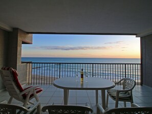 Himmel, Eigentum, Möbel, Wasser, Gebäude, Wolke, Stuhl, Tabelle, Interior Design, Schatten