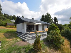 Wolke, Himmel, Pflanze, Gebäude, Fenster, Baum, Haus, Grundstueck, Natürliche Landschaft, Hütte
