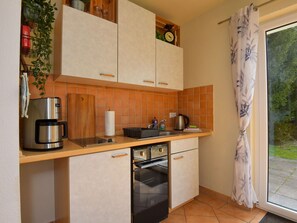 Kitchen Sink, Property, Cabinetry, Countertop, Kitchen Appliance, Sink, Building, Kitchen, Kitchen Stove, Wood