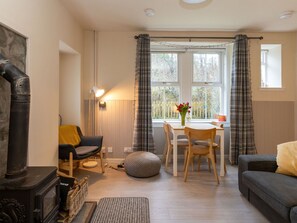 Meubles, Propriété, Table, Fenêtre, Chaise, Bâtiment, Plante, Confort, Bois, Design Intérieur