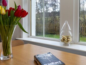 Plante, Table, Fleur, Fenêtre, Bois, Design Intérieur, Rectangle, Pétale, Vase, Salon