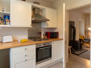 Cabinetry, Meubles, Comptoir, Cuisine, Appareil De Cuisine, Bois, Cuisinière, Bâtiment, Éclairage, Design Intérieur