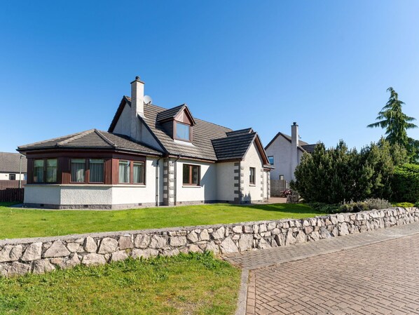 Sky, Plant, Building, Property, House, Window, Tree, Land Lot, Grass, Cottage