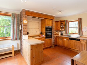 Cabinetry, Countertop, Möbel, Fenster, Haushaltsgerät, Holz, Küche, Küchengerät, Schublade, Interior Design