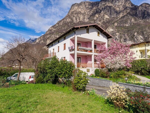 Plante, Ciel, Bâtiment, Nuage, Propriété, Montagne, Fenêtre, Maison, Fleur, Arbre
