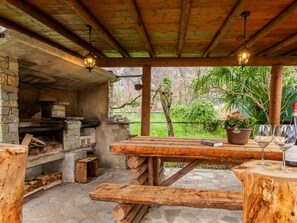 Plante, Table, Pot De Fleur, Bois, Bâtiment, Fenêtre, Arbre, Mobilier De Jardin, Plante D'Appartement, Faisceau