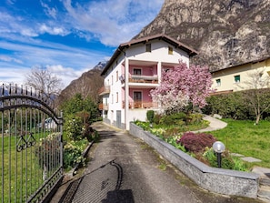 Plante, Bâtiment, Nuage, Ciel, Jour, Propriété, Maison, Fenêtre, Montagne, Lot Terre