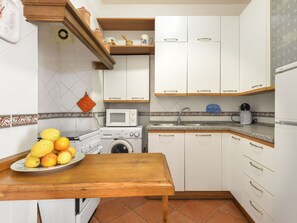 Comptoir, Cabinetry, Propriété, Bâtiment, Cuisine, Bois, Cuisinière, Aliments, Design Intérieur, Sol