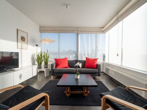 Canapé, Meubles, Propriété, Table, Bâtiment, Confort, Plante, Design Intérieur, Éclairage, Bois