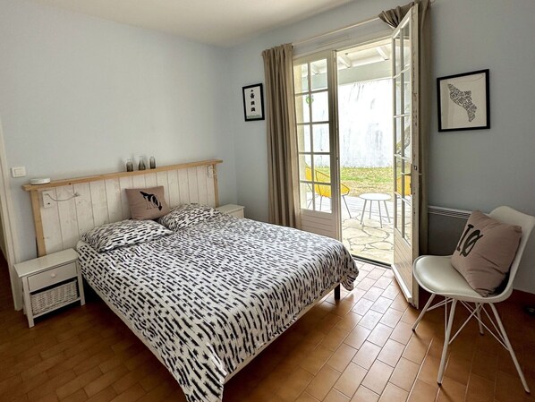 Furniture, Property, Window, Wood, Comfort, Textile, Interior Design, Chair, Shade