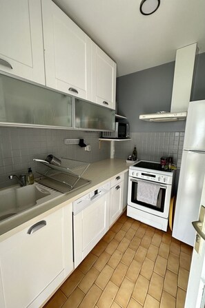Cabinetry, Countertop, Property, Kitchen Sink, Sink, Tap, Kitchen Stove, Building, Kitchen, Interior Design