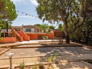 Plante, Ciel, Ombre, Extérieur Banc, Arbre, Surface De La Route, Bâtiment, Nuage, Design Urbain, Mobilier De Jardin
