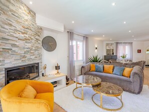 Meubles, Table, Canapé, Propriété, Confort, Plante, Bleu Azur, Design Intérieur, Éclairage, Salon