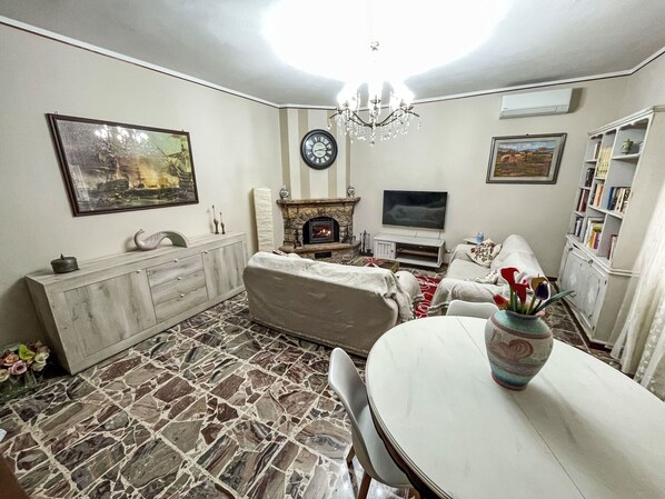 Bilderrahmen, Möbel, Tabelle, Eigentum, Interior Design, Gebäude, Beleuchtung, Flooring, Fussboden, Holz