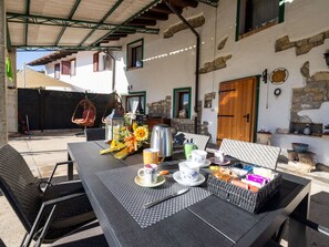 Table, Furniture, Chair, Interior Design, Tableware, Houseplant, Living Room, Building, Outdoor Furniture, Wood