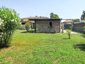 Gras, Haus, Strauch, Wohngebiet, Garten, Grundstueck, Rasen, Ländliches Gebiet, Zuhause