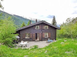 Plant, Cloud, Sky, Building, Window, Mountain, Natural Landscape, House, Tree, Land Lot