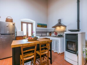 Möbel, Eigentum, Cabinetry, Tabelle, Holz, Küche, Interior Design, Orange, Countertop, Flooring
