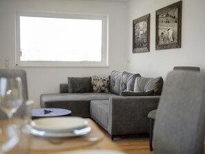 Propriété, Canapé, Meubles, Fenêtre, Vaisselle, Confort, Bois, Cadre, Salon, Design Intérieur