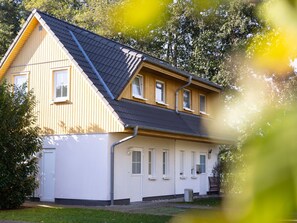 Gebäude, Pflanze, Fenster, Blatt, Natur, Haus, Gelb, Holz, Baum, Hütte