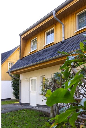 Gebäude, Pflanze, Fenster, Haus, Himmel, Grundstueck, Gelb, Hütte, Wohngebiet