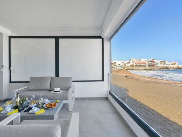Propriété, L'Eau, Bâtiment, Fenêtre, Confort, Canapé, Ombre, Design Intérieur, Ciel, Condominium