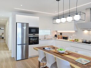 Cabinetry, Comptoir, Propriété, Meubles, Cuisine, Appareil De Cuisine, Bois, Table, Électroménager, Cuisinière