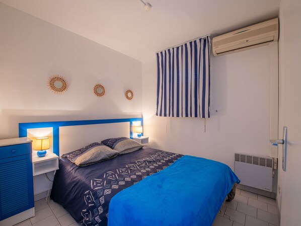 Propriété, Meubles, Bâtiment, Confort, Bleu Azur, Textile, Bois, Design Intérieur, Lit, Sol