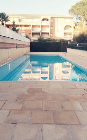 L'Eau, Ciel, Propriété, Bâtiment, Plante, Bleu Azur, Piscine, Arbre, Loisir, Mur