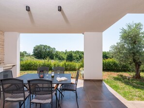 Pflanze, Möbel, Stuhl, Schatten, Himmel, Baum, Die Architektur, Holz, Gras, Tabelle