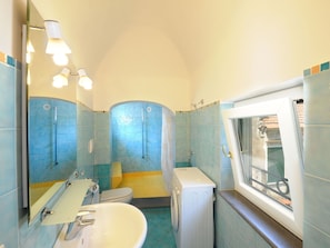 Spiegel, Eigentum, Zapfhahn, Armatur, Sinken, Azurblau, Badezimmer, Gebäude, Interior Design, Fussboden