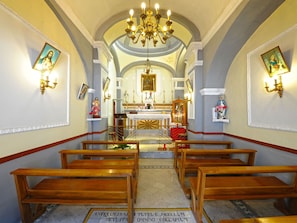 Eigentum, Möbel, Interior Design, Beleuchtung, Gelb, Bank, Symmetrie, Decke, Dekoration