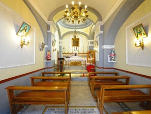 Propriété, Meubles, Design Intérieur, Éclairage, Jaune, Banc, Symétrie, Plafond, Décoration