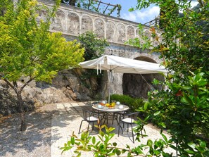 Plante, Ciel, Botanique, Ombre, Fenêtre, Bâtiment, Arbre, Table, Mobilier De Jardin, Paysage